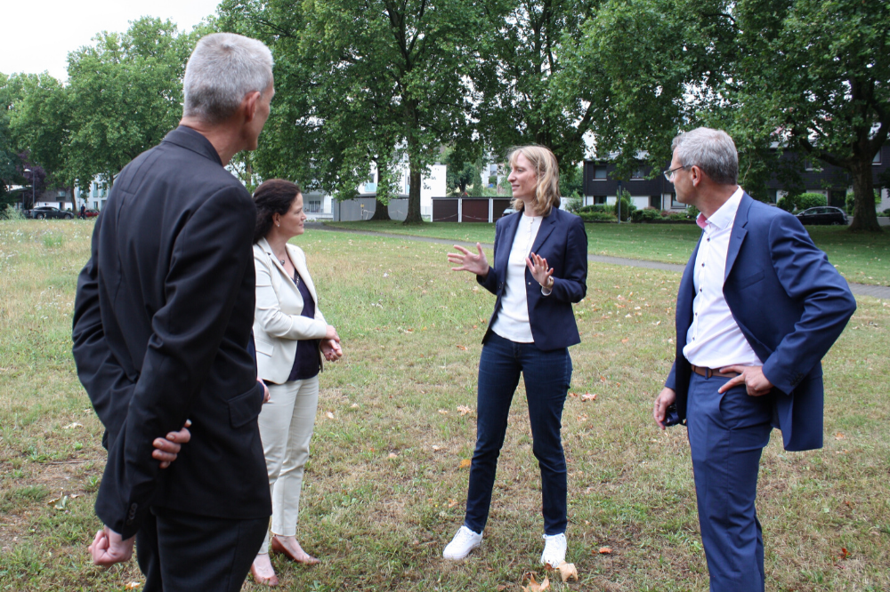 Isabell Huber besuchte gemeinsam mit Staatssekretär Volker Schebesta das Albert-Schweitzer-Gymnasium in Neckarsulm und informierte sich dort auch über das Projekt Verbundschule Neckarsulm